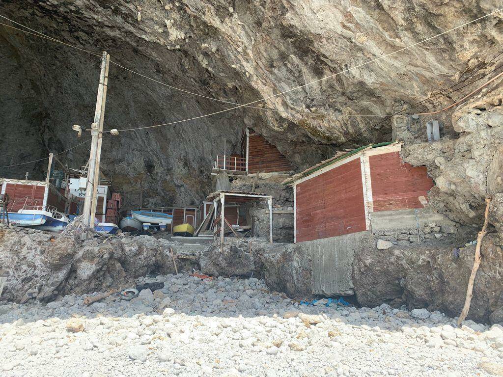 Sequestrata maxi-discarica abusiva in una grotta ad Amalfi