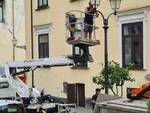 Amalfi, in corso pulizia e manutenzione dei pali dell'illuminazione pubblica
